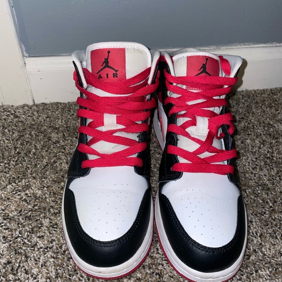 BIG KIDS' AIR JORDAN RETRO 1 MID CASUAL SHOES

White/Gym Red/Black - Picture 4 of 6